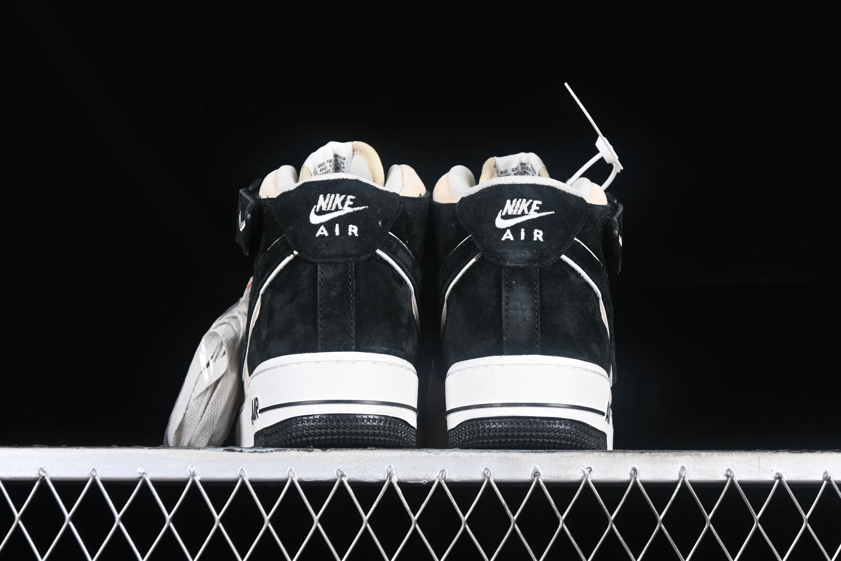 All categories Nk Air Force 1 Air Force series Nk Air Force 1 Mid Air Force mid-top Nk Air Force 1'07 Mid gray black Air Force One mid-top casual sneakers CG9908-106